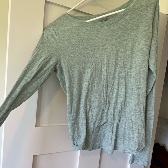 Lululemon Sz 4 long sleeve w open back detail - Picture 1 of 4